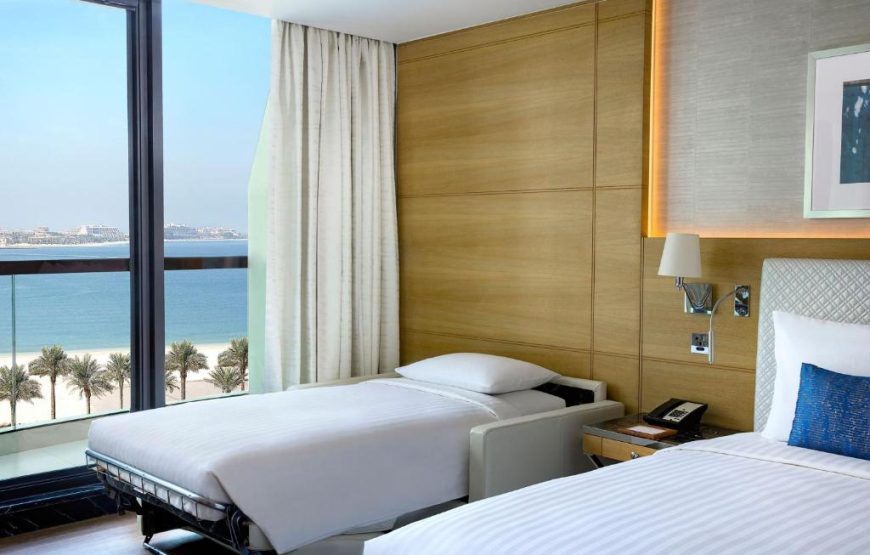 Deluxe King Room with Partial Sea View